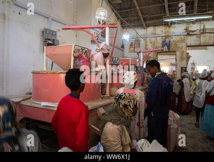 Les gens de l'Érythrée pour moudre les céréales apportant dans un moulin, région centrale, Asmara, Erythrée Banque D'Images