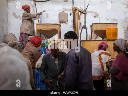 Les gens de l'Érythrée pour moudre les céréales apportant dans un moulin, région centrale, Asmara, Erythrée Banque D'Images