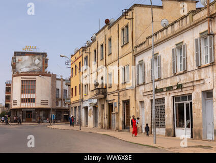 L'extérieur de l'ancien bâtiment de style art déco de l'époque coloniale italienne, région centrale, Asmara, Erythrée Banque D'Images