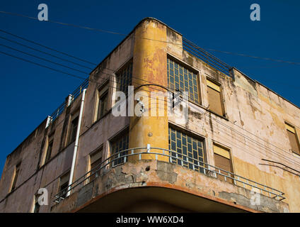 L'extérieur de l'ancien bâtiment de style art déco de l'époque coloniale italienne, région centrale, Asmara, Erythrée Banque D'Images