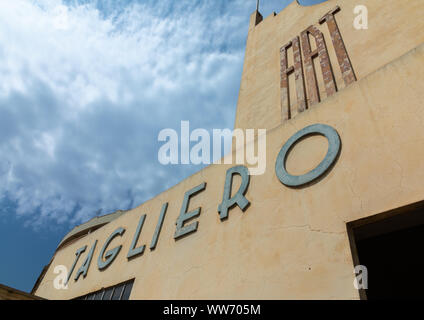 L'architecture futuriste de la FIAT tagliero service station construite en 1938, la région du Centre, Asmara, Erythrée Banque D'Images