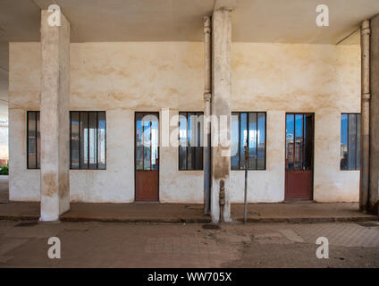 L'architecture futuriste de la FIAT tagliero service station construite en 1938, la région du Centre, Asmara, Erythrée Banque D'Images