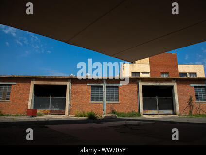 L'architecture futuriste de la FIAT tagliero service station construite en 1938, la région du Centre, Asmara, Erythrée Banque D'Images