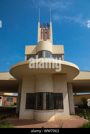 L'architecture futuriste de la FIAT tagliero service station construite en 1938, la région du Centre, Asmara, Erythrée Banque D'Images