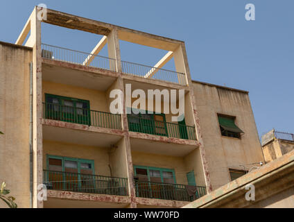 L'extérieur de l'ancien bâtiment de style art déco de l'époque coloniale italienne, région centrale, Asmara, Erythrée Banque D'Images