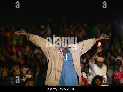 Les pèlerins de l'Oromo en priant la nuit à Sheikh Hussein de culte, Oromia, Sheik Hussein, l'Ethiopie Banque D'Images