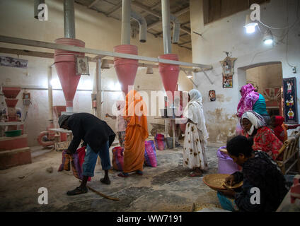 Les gens de l'Érythrée pour moudre les céréales apportant dans un moulin, région centrale, Asmara, Erythrée Banque D'Images