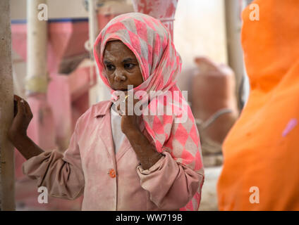 Travailleur de l'Érythrée dans une meunerie, région centrale, Asmara, Erythrée Banque D'Images