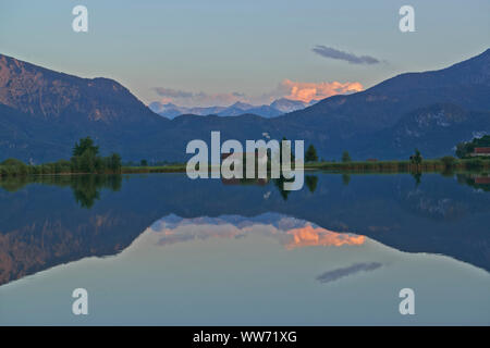 Reflet sur le lac, Eichsee avec Jochberg Mountain, montagne de Kesselberg et Italia Mountain en arrière-plan Banque D'Images