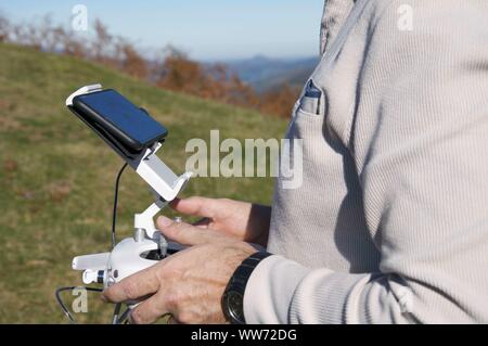 L'âge moyen homme conduisant un bourdon dans les montagnes Banque D'Images