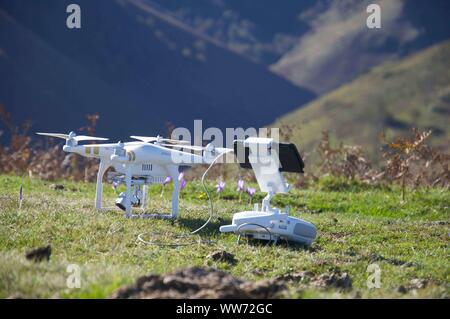 Drone sur le sol avec télécommande dans les montagnes Banque D'Images