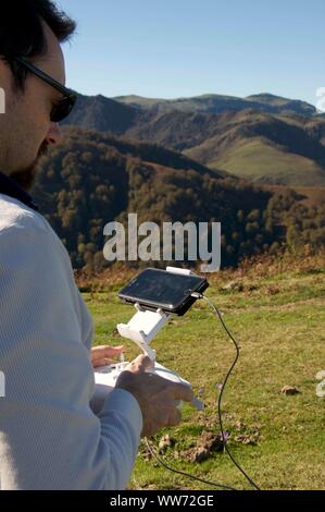 L'âge moyen homme conduisant un bourdon dans les montagnes Banque D'Images