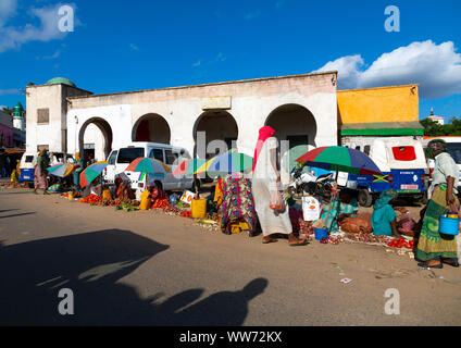 Marché local dans la rue de la vieille ville, région Harari, Harar, en Ethiopie Banque D'Images