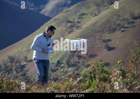 L'âge moyen homme conduisant un bourdon dans les montagnes Banque D'Images