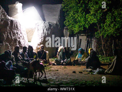 Les pèlerins de l'Oromo prier dans la nuit au cours du pèlerinage, Oromia, Sheik Hussein, l'Ethiopie Banque D'Images