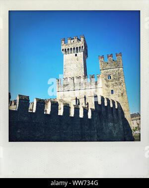 Sirmione forteresse, château situé sur le lac de Garde, de la construction, du tourisme Banque D'Images