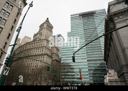 De gauche à droite : 26 Broadway, également connu sous le nom d'huile standard des capacités ; 2 Broadway, un immeuble de bureaux qui accueille le siège de la Metropolitan Transportation Authority (MTA) ; l'entrée principale du National Museum of the American Indian (NMAI) dans l'Alexander Hamilton U.S. Custom House. Extrémité sud de Broadway, Bowling Green, le Quartier Financier de Manhattan, New York City, New York, États-Unis d'Amérique Banque D'Images