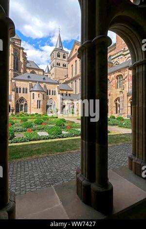 Vue sur la cour et l'église du cloître, grande Cathédrale de Saint Peter, Trèves, Rhénanie-Palatinat, Allemagne Banque D'Images