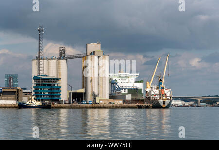 Port de Southampton, Angleterre, Royaume-Uni. Septembre 2019. Voyage Southampton Water à la zone portuaire de Hythe, dans le Hampshire, au Royaume-Uni Banque D'Images