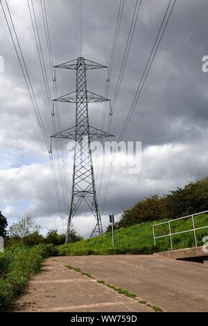 Un pylône à côté de la rivière Mersey et ancien terrain de sport bedians à Didsbury, Manchester Banque D'Images