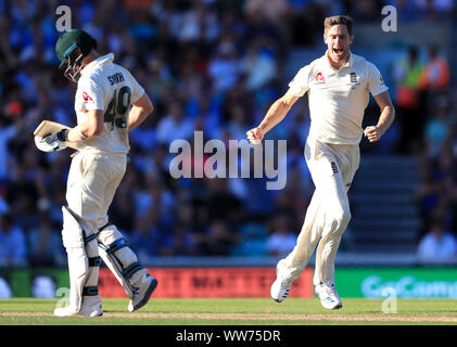 L'Angleterre Chris Woakes (à droite) célèbre le guichet de l'Australie en Steve Smith au cours de la deuxième journée de la cinquième test match à l'ovale, Londres. Banque D'Images