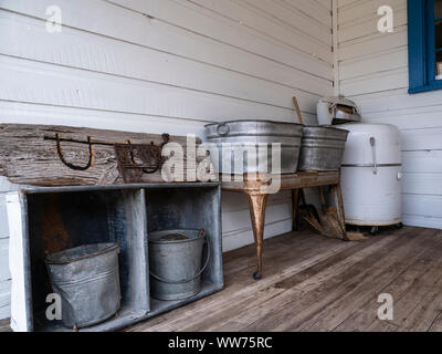 Ancienne essoreuse laveuse, porche, maison, lieu historique national du Ranch-Bar Swett, Flaming Gorge National Recreation Area près de Dutch John, Utah. Banque D'Images