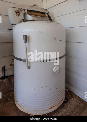 Vieille machine à laver, essoreuse Swett, Lieu historique national du Ranch-Bar Flaming Gorge National Recreation Area près de Dutch John, Utah. Banque D'Images