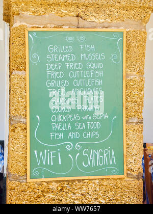 Un tableau noir offrant des aliments typiquement Andalou. Cadix. L'Andalousie, espagne. Banque D'Images