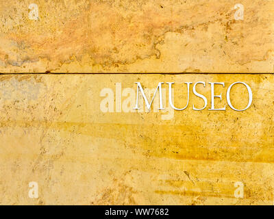 Musée classique pancarte en espagnol sur un mur de pierre. Banque D'Images