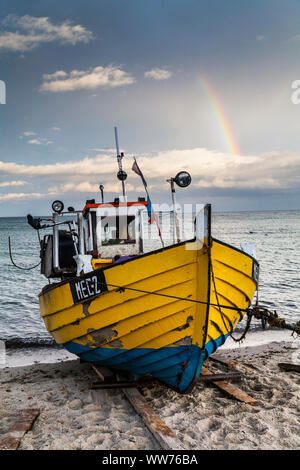 L'Europe, la Pologne, la Poméranie, Mechelinki beach, bateau de pêche Banque D'Images