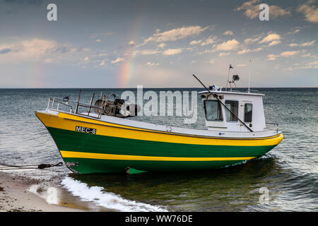 L'Europe, la Pologne, la Poméranie, Mechelinki beach, bateau de pêche Banque D'Images