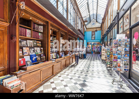 France, Paris, centre-ville, Passage Jouffroy, galerie marchande couverte, plusieurs boutiques Banque D'Images