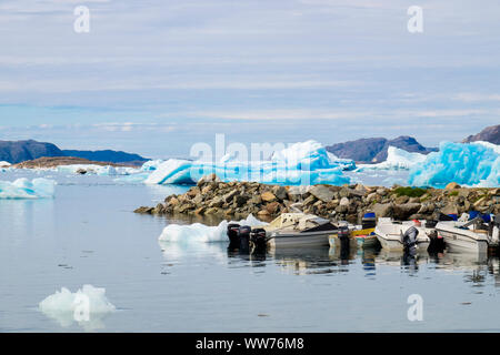 Petits bateaux de pêche dans le port de Qajaq d'icebergs au large dans l'été. Narsaq Kujalleq, le sud du Groenland, Banque D'Images