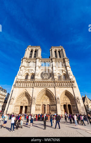 France, Paris, l'île de la CitÃ©, Cathédrale Notre-Dame, CathÃ©drale Notre-Dame de Paris, façade, parvis, personnes Banque D'Images