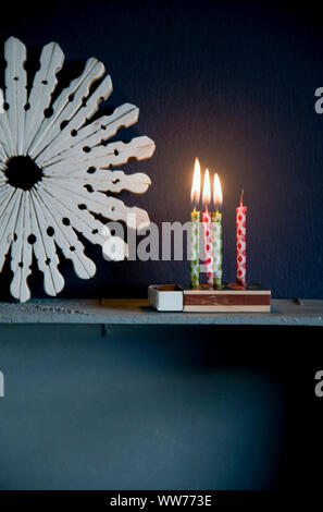 Décoration d'hiver avec des bougies allumées sur la boîte d'allumettes Banque D'Images