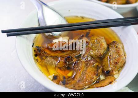 Bun Cha avec des grillades de porc, riz nouilles, légumes et de la soupe dans la cuisine vietnamienne et l'alimentation de rue à Hanoi VIETNAM Banque D'Images