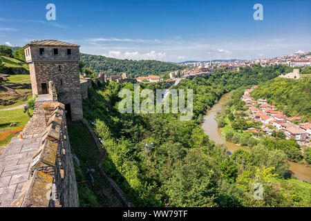 Panorama de la ville de Veliko Tarnovo vu de l'enceinte du château Banque D'Images