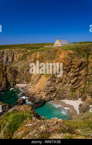 France, Bretagne, FinistÃ¨re Ministère, ClÃ©den-Cap-Sizun, falaises avec chapelle Saint ils près de Pointe du Van Banque D'Images