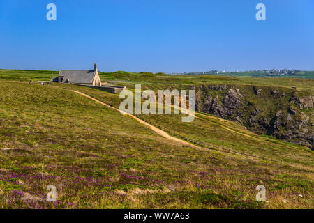 France, Bretagne, FinistÃ¨re Ministère, ClÃ©den-Cap-Sizun, Sentier CÃ'tier avec chapelle Saint ils près de Pointe du Van Banque D'Images