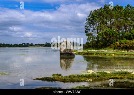 France, Bretagne, FinistÃ¨re Ministère, Pont-l'AbbÃ©,¨RiviÃ re de Pont-l'AbbÃ©, Menhir de Penglaouic Banque D'Images