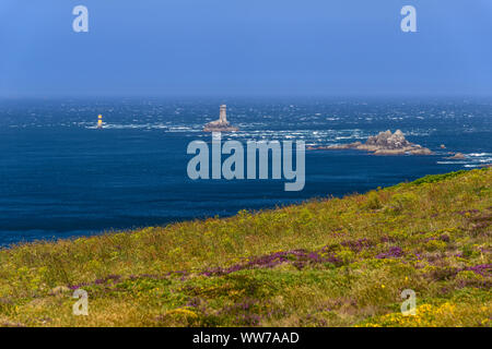 France, Bretagne, FinistÃ¨re Ministère, Plogoff, Pointe du Raz avec la plaque et la vieille phares Banque D'Images