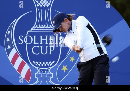 L'Europe de l'équipe Azahara Munoz tees au large de la 15e au cours de l'Fourball match de la première journée de la Solheim Cup 2019 à Gleneagles Golf Club, à Auchterarder. Banque D'Images