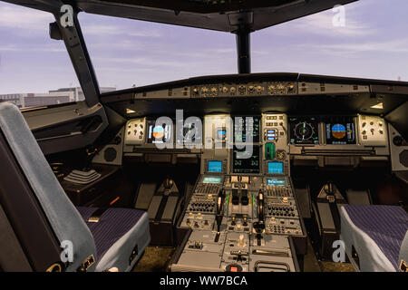 Simulateur de pilotage d'avion de ligne. Commutateurs et cadrans visibles dans l'arrière-plan. Banque D'Images