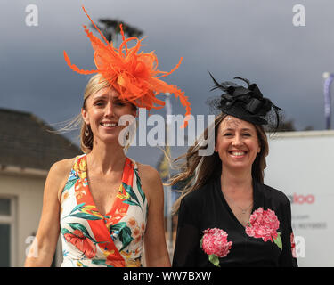 12 septembre 2019, l'Hippodrome de Doncaster, Doncaster, Angleterre ; William Hill Festival St Léger, DFS Mesdames jour ; les dames s'habiller vers le haut et montrer leur fascinators pour le William Hill Festival St Léger, DFS Mesdames Jour Banque D'Images