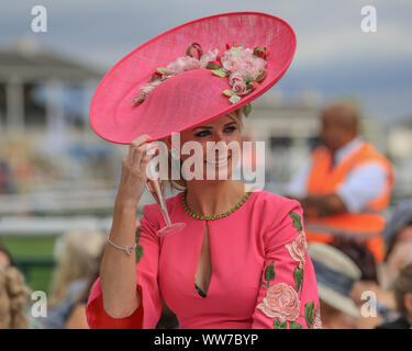 12 septembre 2019, l'Hippodrome de Doncaster, Doncaster, Angleterre ; William Hill Festival St Léger, DFS Mesdames jour ; les dames s'habiller vers le haut et montrer leur fascinators pour le William Hill Festival St Léger, DFS Mesdames Jour Banque D'Images