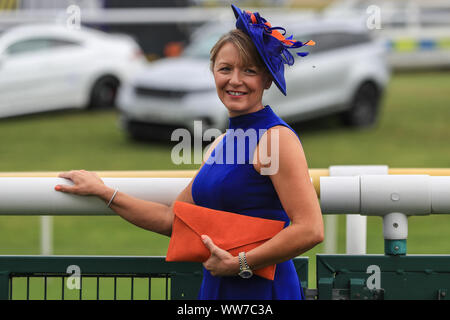 12 septembre 2019, l'Hippodrome de Doncaster, Doncaster, Angleterre ; William Hill Festival St Léger, DFS Mesdames jour ; les dames s'habiller vers le haut et montrer leur fascinators pour le William Hill Festival St Léger, DFS Mesdames Jour Banque D'Images