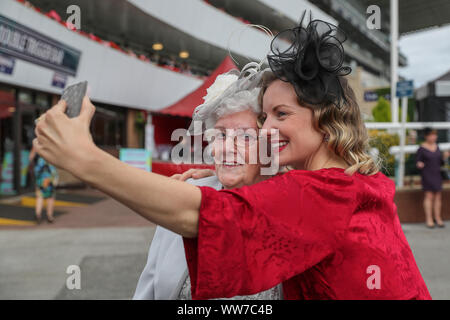 12 septembre 2019, l'Hippodrome de Doncaster, Doncaster, Angleterre ; William Hill St Leger Festival, Mesdames DFS Journée ; une dame a un an 91 selfies avec sa vieille grand-mère Banque D'Images