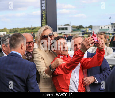 11 septembre 2019, l'Hippodrome de Doncaster, Doncaster, Angleterre ; William Hill St Leger Festival - DC Training & Development Services Ltd Leger Bug Day, 3:30 Leger Stakes Mondialiste Légendes classés ; Frankie Dettori prend un avec ses fans selfies Banque D'Images