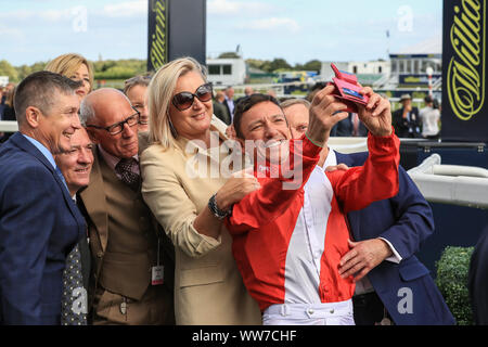 11 septembre 2019, l'Hippodrome de Doncaster, Doncaster, Angleterre ; William Hill St Leger Festival - DC Training & Development Services Ltd Leger Bug Day, 3:30 Leger Stakes Mondialiste Légendes classés ; Frankie Dettori prend un avec ses fans selfies Banque D'Images