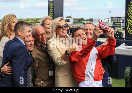 11 septembre 2019, l'Hippodrome de Doncaster, Doncaster, Angleterre ; William Hill St Leger Festival - DC Training & Development Services Ltd Leger Bug Day, 3:30 Leger Stakes Mondialiste Légendes classés ; Frankie Dettori prend un avec ses fans selfies Banque D'Images